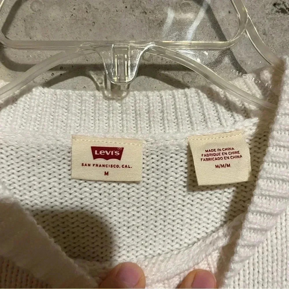 Levi’s Womens Puff Sleeve Jumper NWT Size M Cream Crew Neck Pullover Cropped - Picture 3 of 9